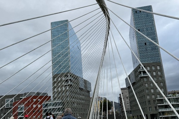 Puente Zubizuri en Bilbao: el icónico puente de Calatrava