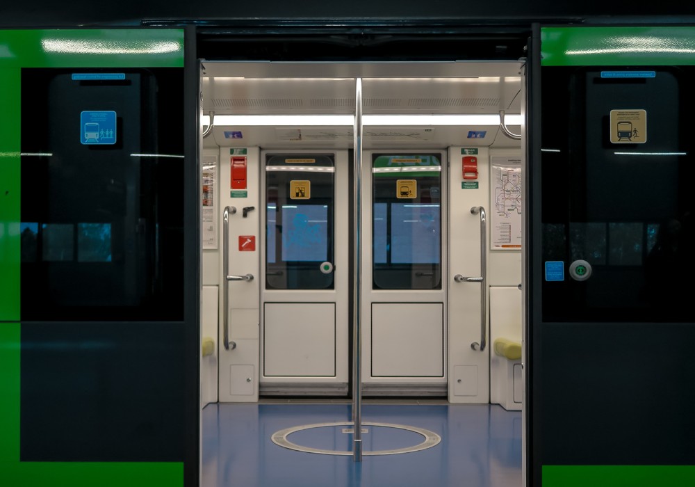 Puerta de la línea verde de metro en Milán